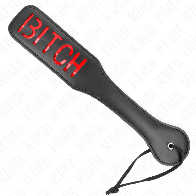 Paddle de fessée en cuir noir au message BITCH rouge en relief vu de face avec dragonne, surface plate et large, accessoire de discipline pour le spanking.