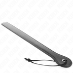 Gros plan du paddle noir fin sur son extremite arrondie et sa lacet de suspension, surface plate qui claque net pour les jeux de fessee disciplinaire.