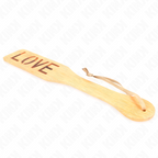 Palette de fessee en bambou au mot LOVE decoupe presentee en diagonale avec sa lacet, bois ajoure de 32 cm pour un spanking ludique et sonore.