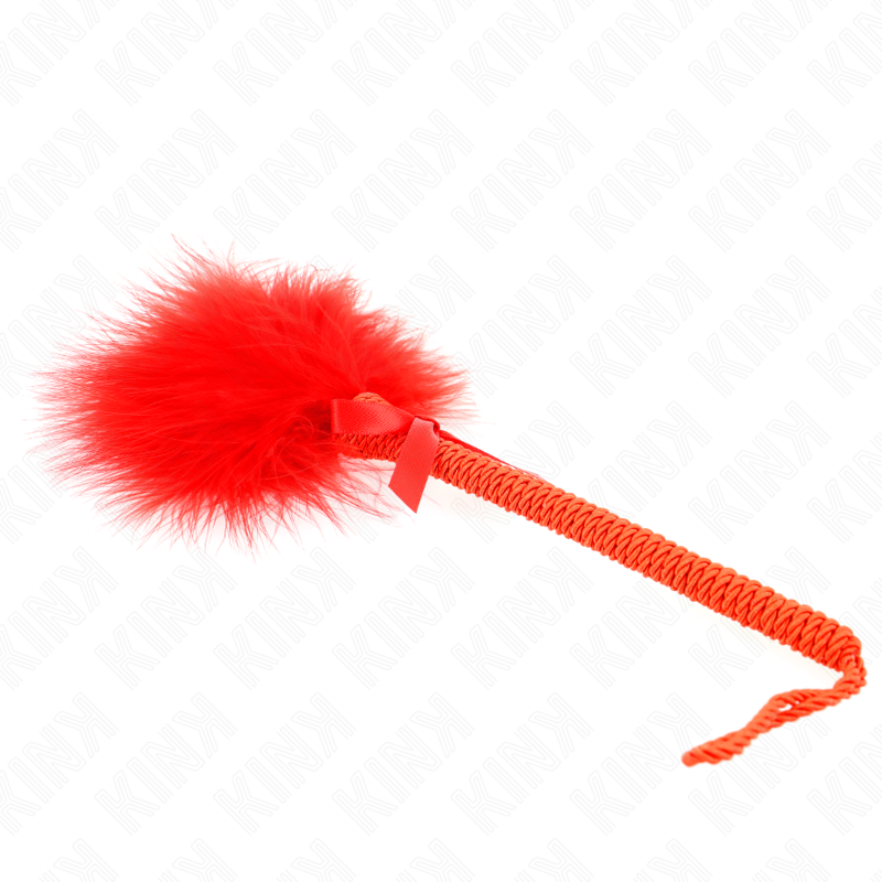 Baguette à plumes rouges sur long manche tressé orné d'un nœud avec dragonne, accessoire de frôlement sensoriel de la gamme Kink.