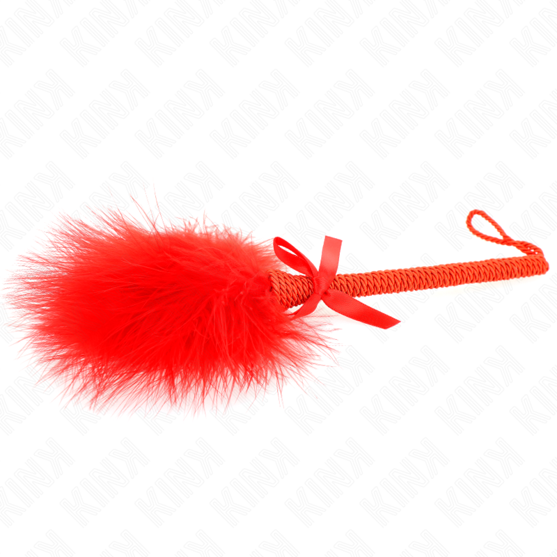 Baguette à plumeau rouge et nœud sur manche fin tressé vue de profil, accessoire de caresse sensorielle de 25 cm pour éveiller les sens.