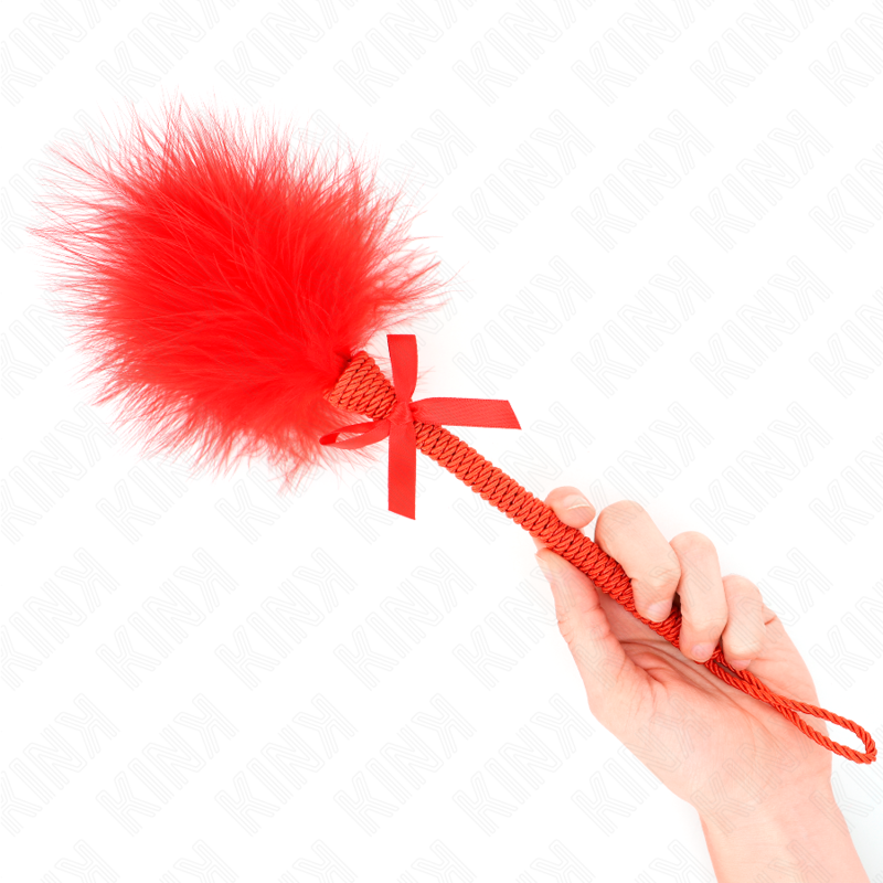 Baguette à plumes rouges et nœud sur manche fin tressé tenue en main, accessoire de chatouille sensoriel de 25 cm de la gamme Kink.