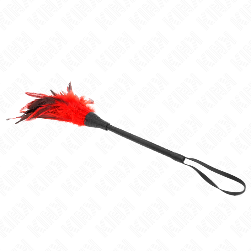 Petit plumeau à plumes rouges et noires sur manche fin avec boucle, accessoire sensoriel compact pour des caresses douces et précises.