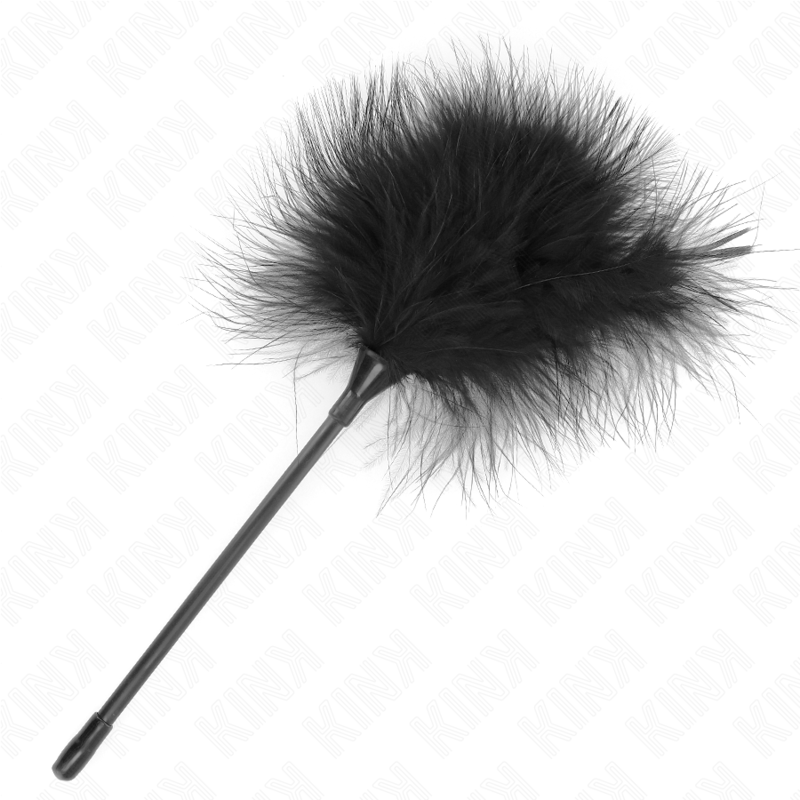 Plumeau de chatouilles aux plumes noires duveteuses sur tige noire, vue de cote. Accessoire de taquinerie pour effleurer la peau lors des preliminaires.