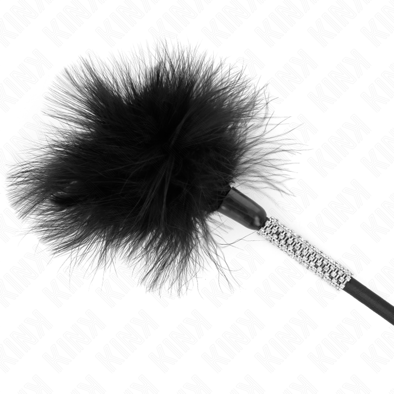Gros plan du plumeau a pompon noir et de son manche a strass, plumes douces pour effleurer la peau, jeu sensoriel avec une finition glamour.