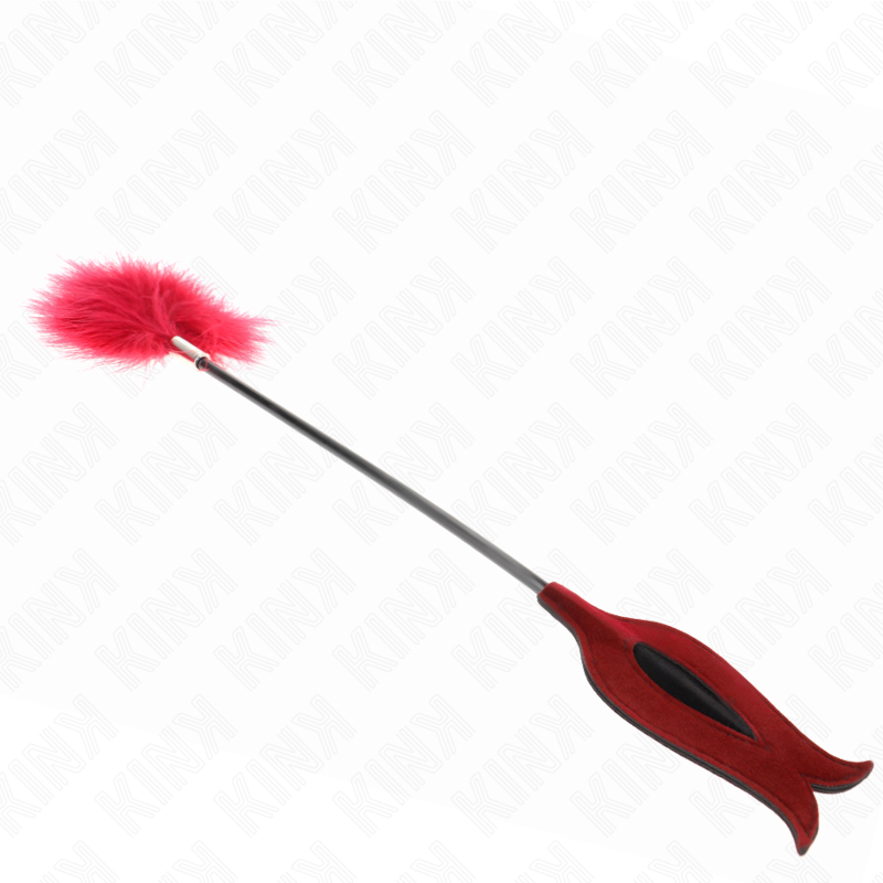 Cravache plumeau a pompon rouge en haut et claquette de cuir bordeaux en bas, accessoire deux en un pour le frolement sensoriel et la fessee douce.