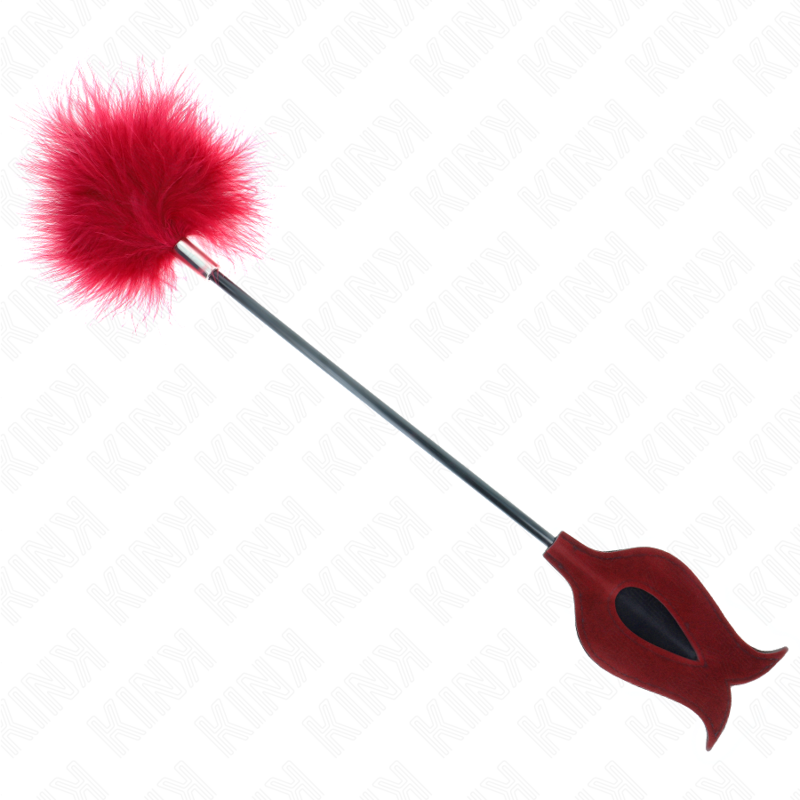 Cravache plumeau rouge avec pompon de plumes en haut et claquette de cuir bordeaux en bas, accessoire deux en un sensoriel et tape ludique en duo.