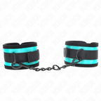 Paire de manchettes de poignets neoprene noir a liseré bleu turquoise reliees par chaine noire, posees sur fond blanc, accessoire de soumission souple.