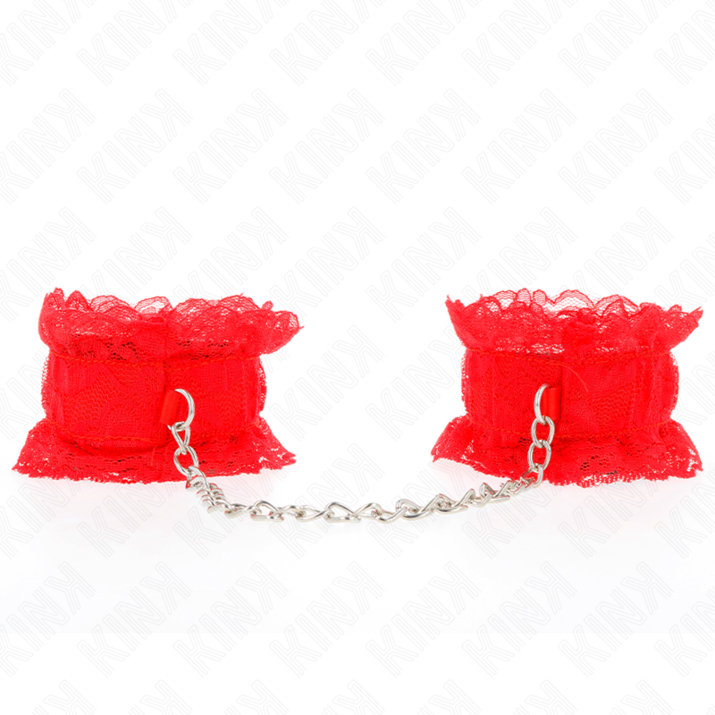 Paire de manchettes en dentelle rouge à volants reliées par une fine chaîne argentée, vue à plat sur fond blanc, attache-poignets féminin pour bondage léger.