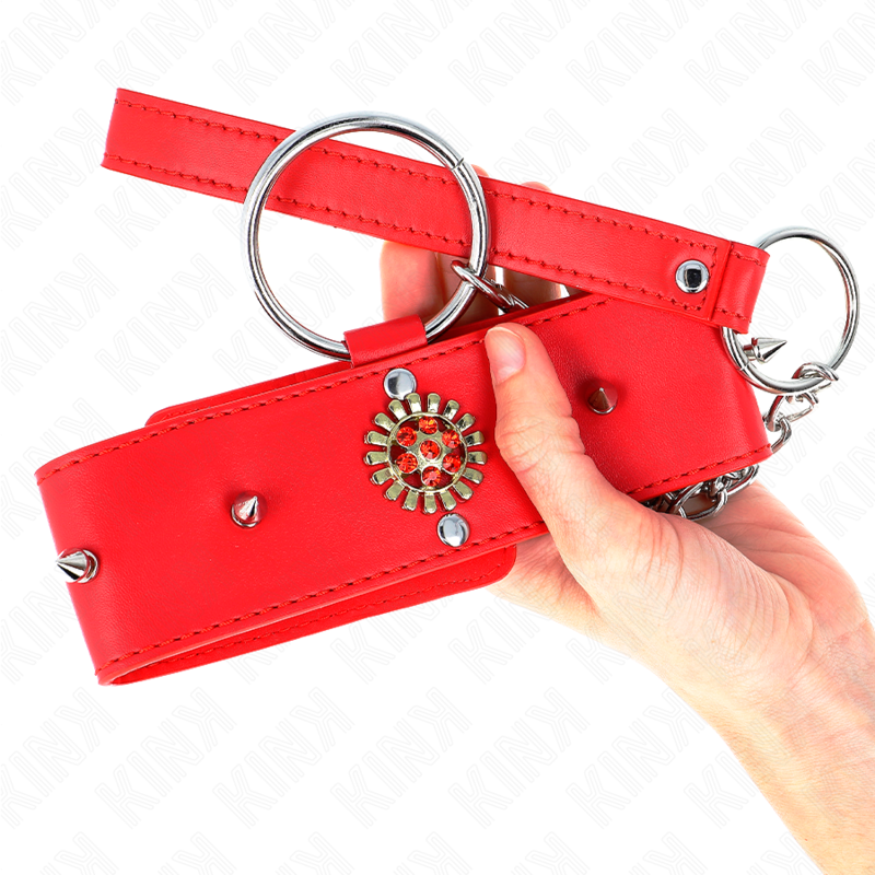 Collier de soumission strass rouges avec laisse — détail texture surface