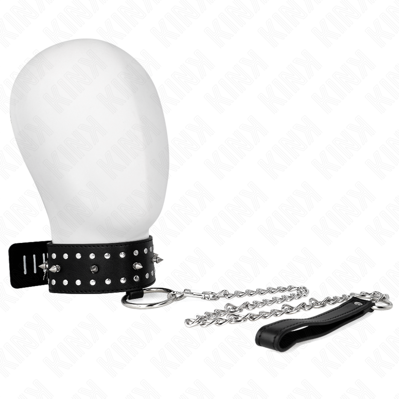 Collier de soumission noir clouté porté sur buste mannequin, chaîne argentée et poignée pendantes. Accessoire BDSM rock pour jeu de soumission.