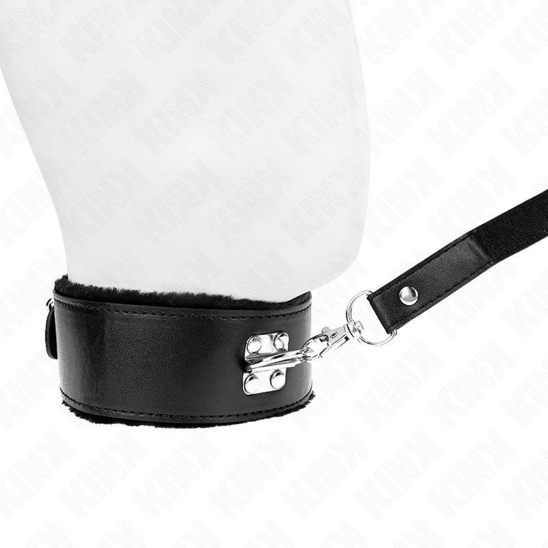 Collier de soumission noir ferme sur un cou mannequin avec laisse a mousqueton, kit collier laisse en cuir synthetique pour guider a distance
