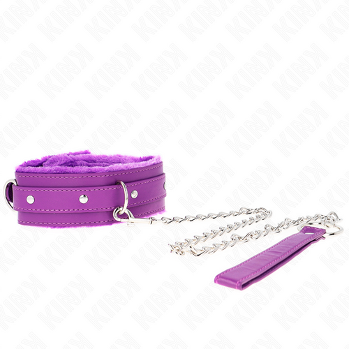 Collier de soumission en cuir violet doublure fourrure avec laisse a chaine argentee et dragonne, pose a plat sur fond blanc, accessoire dominant-soumis colore.