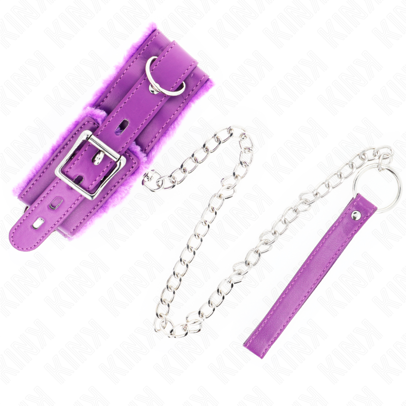 Collier de soumission en cuir violet deploye a plat avec boucle, anneaux et laisse a chaine argentee et dragonne, accessoire de jeu dominant-soumis colore.