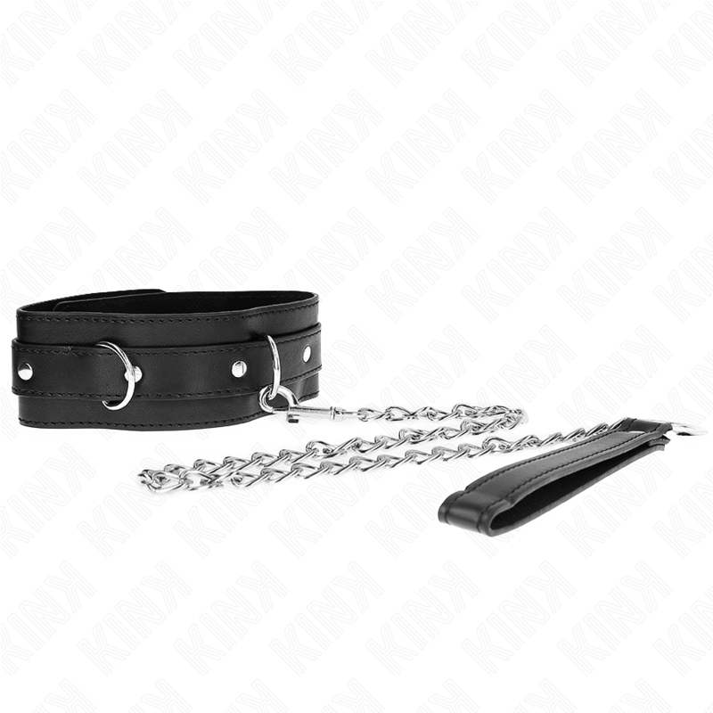 Collier de soumission noir en cuirette à rivets avec laisse à chaîne argentée et poignée, étalé sur fond blanc, accessoire BDSM dominant-soumis ajustable.