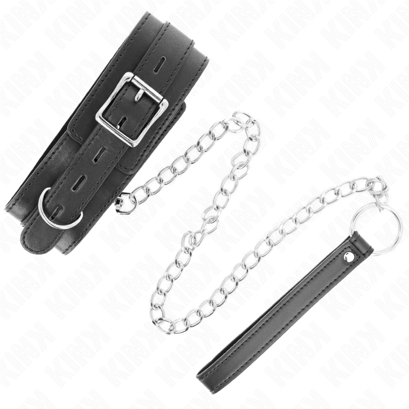 Collier de soumission noir à boucle carrée avec laisse à chaîne et poignée plate, présenté à plat, accessoire BDSM de contrôle ajustable et sobre.