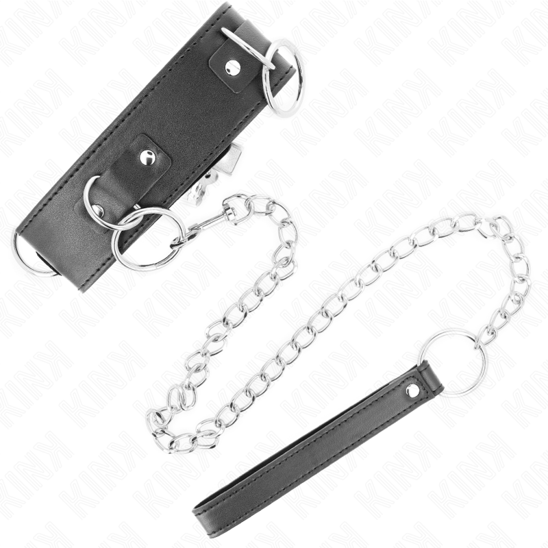 Collier de soumission noir à trois anneaux argentés relié à une chaîne et poignée cuir. Kit collier-laisse BDSM à points d'attache multiples.