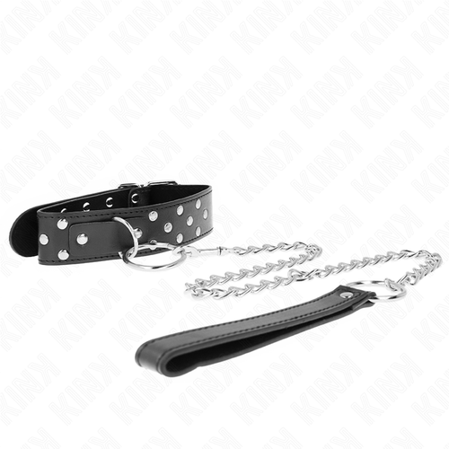 Collier de soumission noir clouté de rivets avec anneau central et laisse à chaîne, présenté à plat, accessoire BDSM dominant-soumis au look rock affirmé.