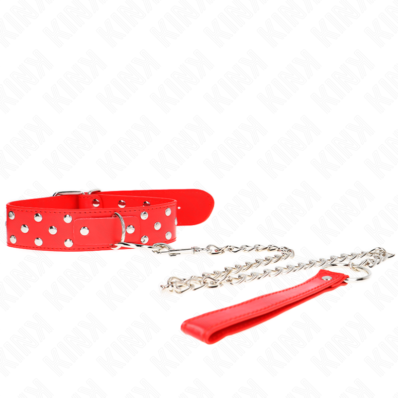 Collier de soumission rouge clouté avec laisse à chaîne argentée et poignée rouge, présenté à plat, accessoire BDSM dominant-soumis au rouge sensuel.