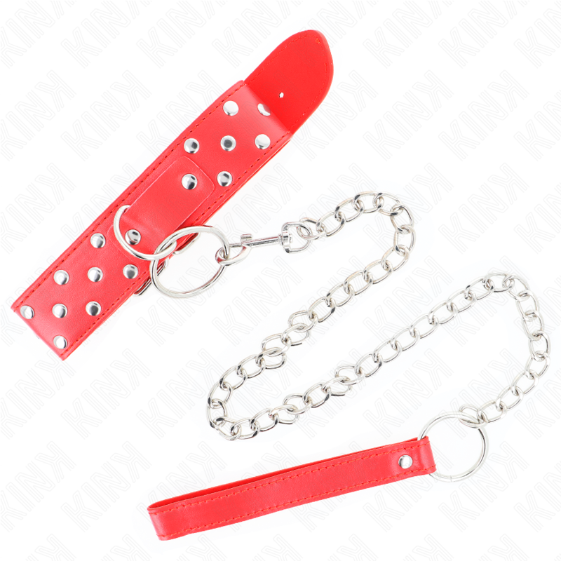 Sangle de collier rouge à rivets avec anneau et laisse à chaîne argentée terminée par une poignée, présentée en diagonale, élément du collier de soumission BDSM.