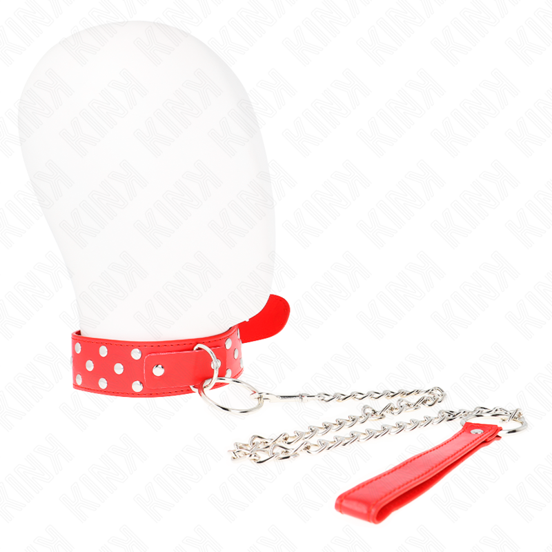 Collier de soumission rouge clouté de rivets avec laisse à chaîne, porté sur une tête de mannequin blanche, accessoire BDSM coloré au caractère affirmé.