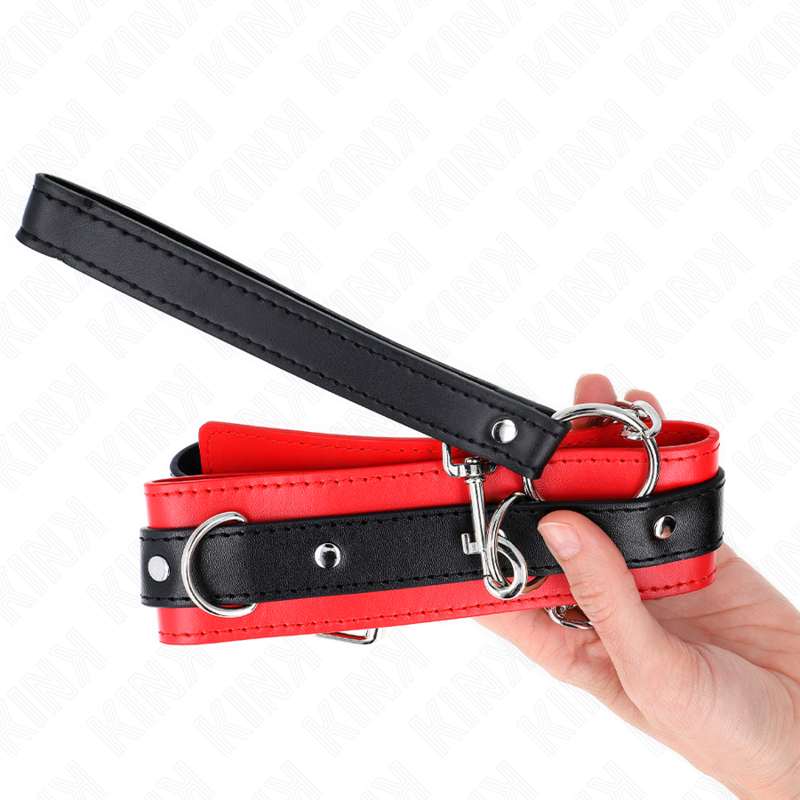 Collier de soumission rouge simple avec laisse — détail texture surface