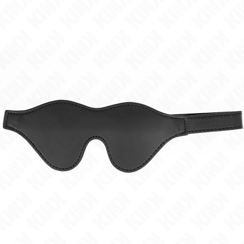 Masque occultant noir uni présenté à plat, fine sangle élastique étirée, cuirette matelassée souple, accessoire BDSM de privation sensorielle élégant.
