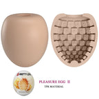 Masturbateur oeuf chair presente ferme et en coupe revelant la texture interne en relief, gaine extensible en TPR mention Pleasure Egg II.