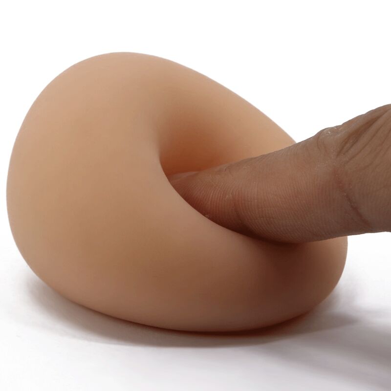 Masturbateur oeuf souple etire et penetre lors d'une demonstration d'usage, gaine en TPR extensible illustrant son elasticite et sa texture interne.