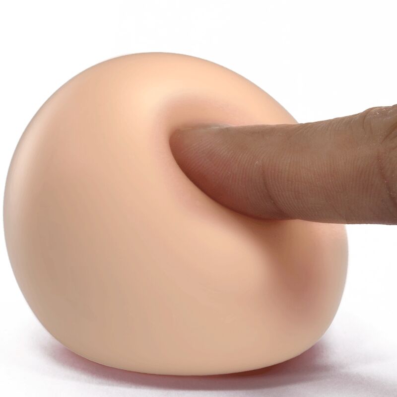 Demonstration de l'extensibilite du masturbateur oeuf chair etire avec le doigt, matiere TPR souple qui s'adapte a toutes les tailles.