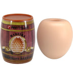 Masturbateur oeuf teinte chair pose pres de son etui tonneau Charming Barrel Madeira, coque lisse extensible en TPR au format nomade discret.