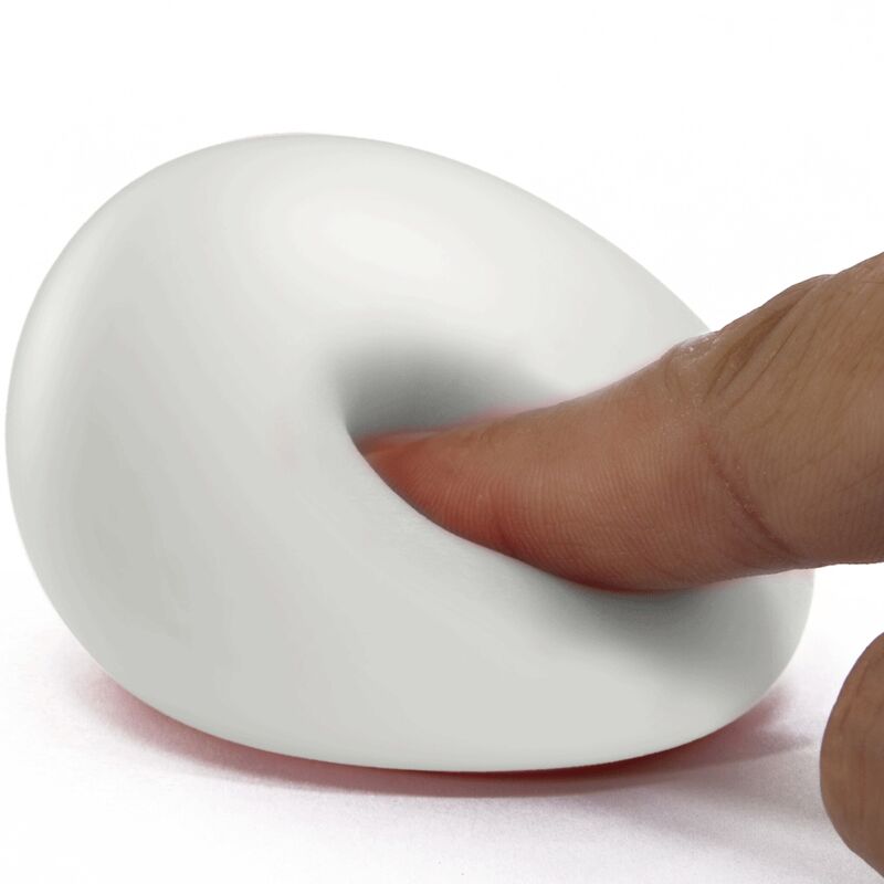 Demonstration de l'elasticite du masturbateur oeuf blanc etire avec le doigt, matiere TPR tres souple s'adaptant a toutes les morphologies.
