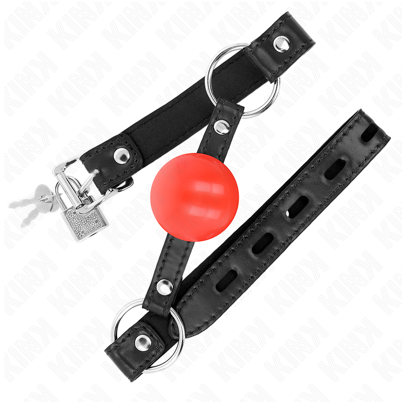 Bâillon boule rouge en caoutchouc avec cadenas à clés et sangle perforée à anneaux, vue d'ensemble, accessoire de soumission BDSM verrouillable et vif.