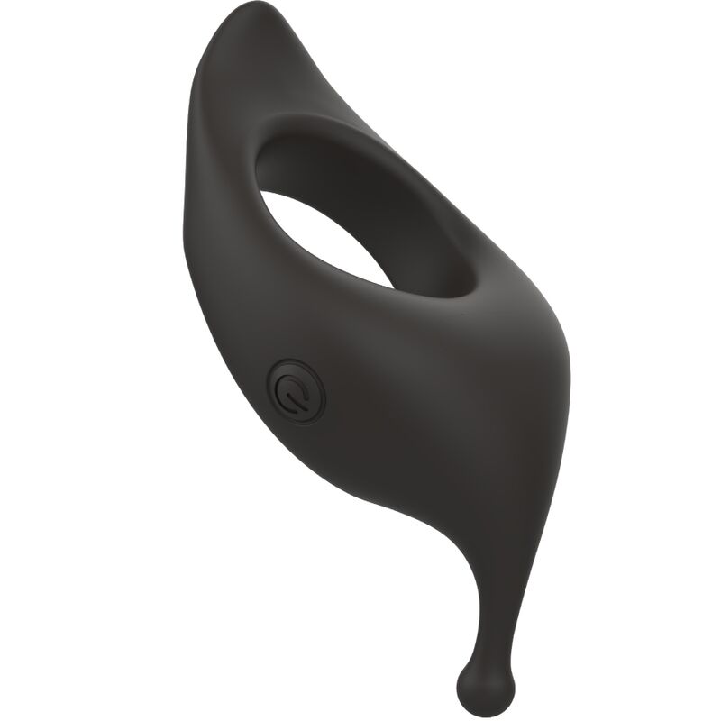 Anneau pénien vibrant noir vu de trois quarts, anneau ouvert généreux et ergot moteur supérieur. Plan rapproché sur le galbe en silicone et le bouton, finition mate.