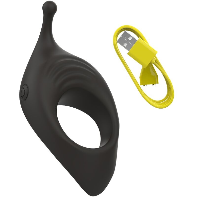 Anneau pénien vibrant noir à large boucle à gauche, câble de charge jaune enroulé à droite. Vue du stimulateur en silicone et de son accessoire de recharge sur fond blanc.