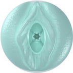 Gros plan de l'entrée moulée du masturbateur Catherine Caspar vert pastel, ouverture réaliste en TPR souple bodysafe, gaine texturée interne stimulante.