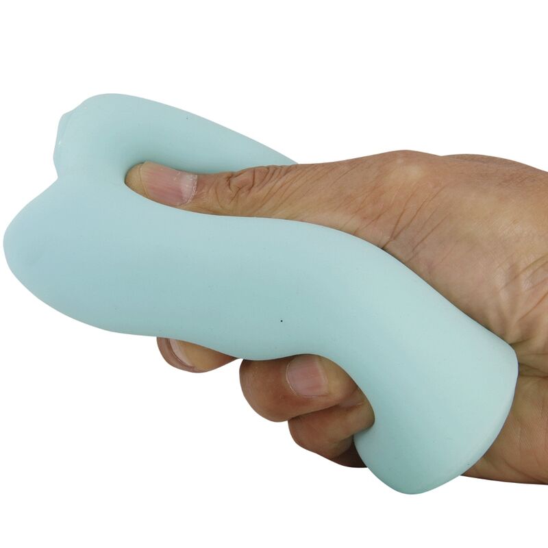 Masturbateur Catherine Olga bleu pastel pressé dans une main, gaine TPR très souple et extensible illustrant la flexibilité de la matière pour homme.