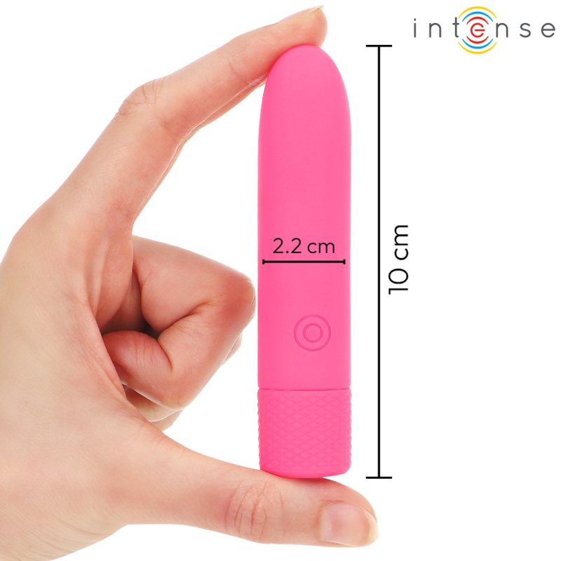 Mini bullet rose tenu entre deux doigts, cotes 10 cm de longueur et 2,2 cm de diametre affichees, vibromasseur clitoridien de poche en silicone doux.