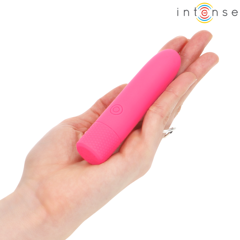 Mini vibromasseur bullet rose pose dans une paume ouverte pour illustrer son gabarit compact, silicone soyeux et commande unique, stimulateur clitoridien nomade.