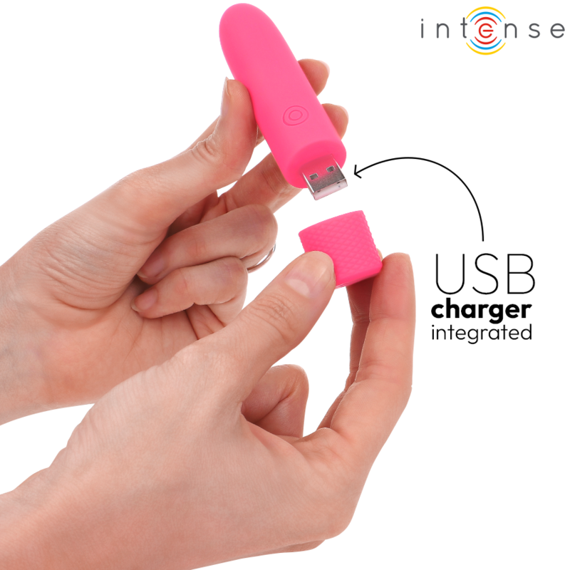 Mini bullet rose Intense tenu en main, capuchon ote montrant la prise USB integree mention USB charger, recharge directe sans cable pour un format discret.
