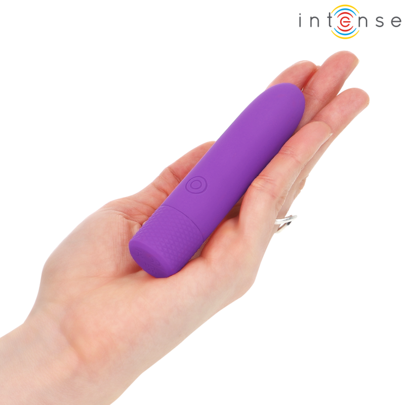 Mini vibromasseur bullet violet pose au creux d'une main pour montrer son petit format, silicone soyeux et bouton de commande unique, stimulateur clitoridien discret.