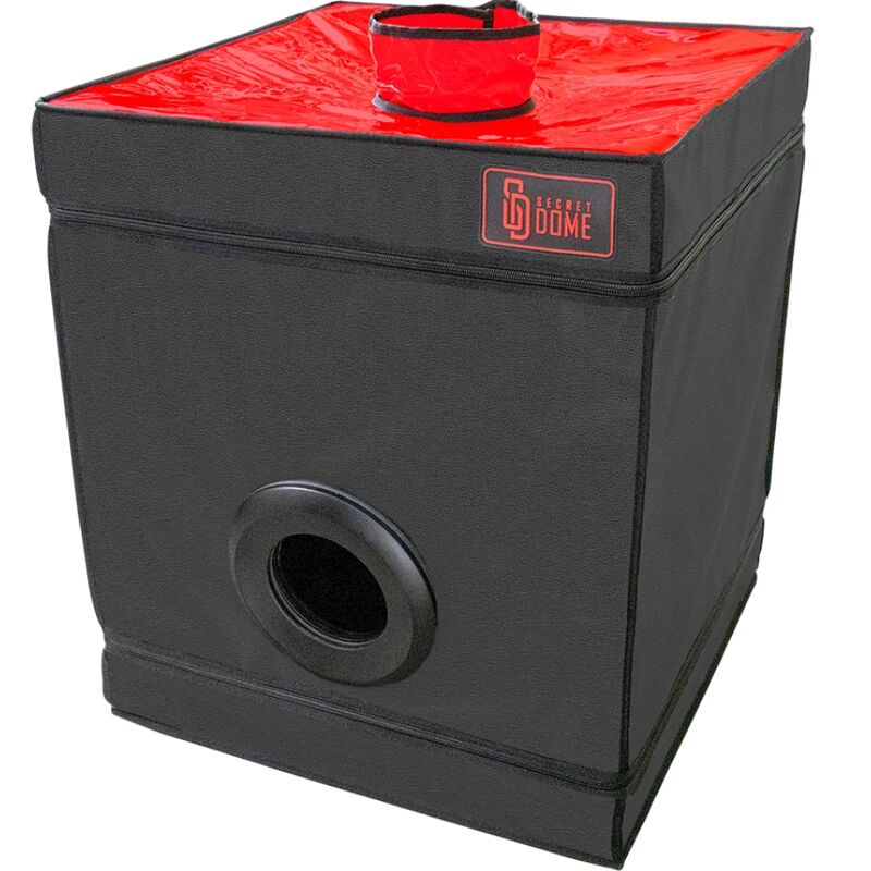 Cabine de jeu Secret Dome noir et rouge de trois quarts, plateau rouge superieur, ouverture circulaire laterale cerclee et logo brode discret