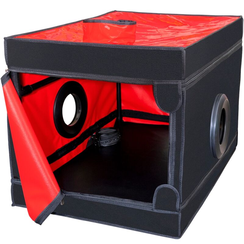 Cabine de jeu Secret Dome ouverte montrant l'interieur rouge, panneau lateral rabattu, structure tubulaire et ouverture circulaire visible de trois quarts