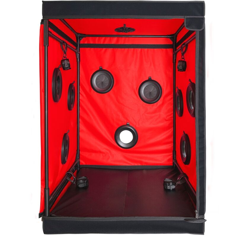 Interieur rouge de la grande cabine Secret Dome avec armature noire, plusieurs orifices circulaires cercles et eclairage central illuminant les parois