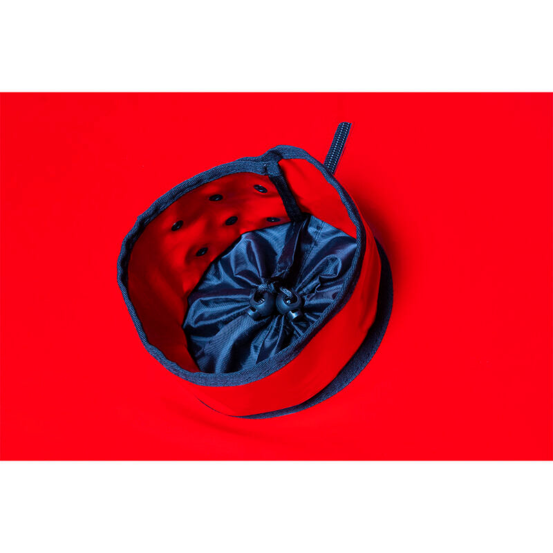 Collier de maintien Secret Dome a doublure bleutee ferme par cordon de serrage, vu de dessus sur fond rouge montrant l'ouverture du col