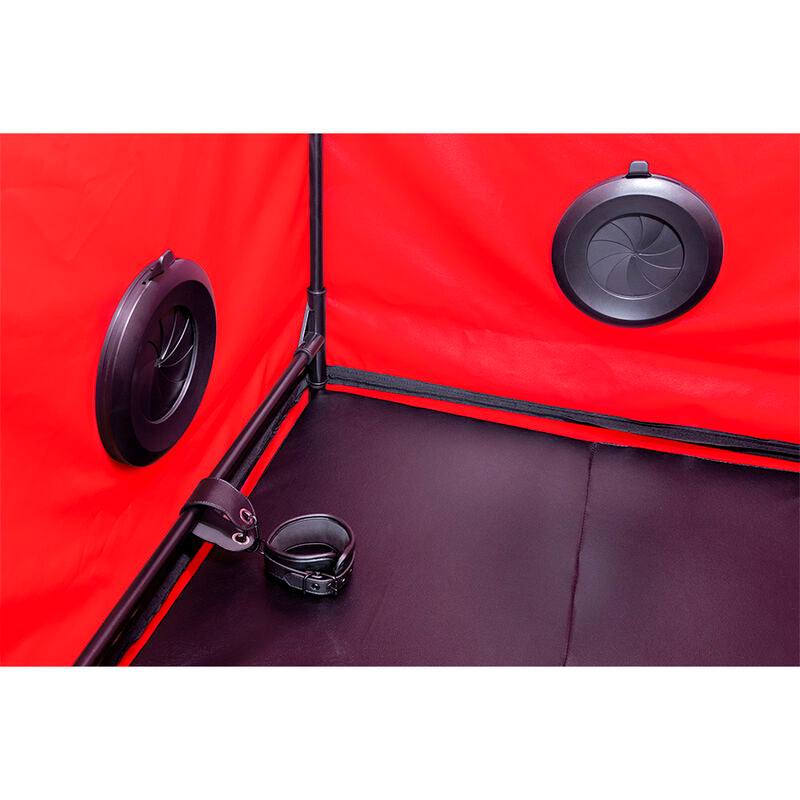 Interieur rouge de la cabine Secret Dome avec ventilateur integre, orifice circulaire cercle et menotte de maintien fixee au plancher noir d'angle