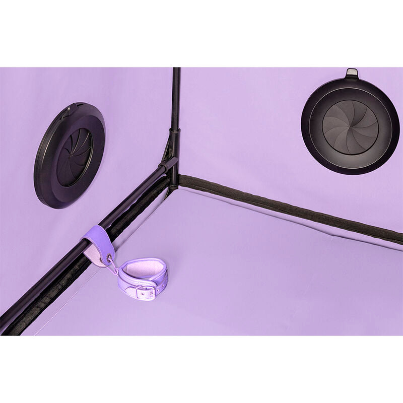 Vue interieure lilas de la cabine Secret Dome avec ouverture circulaire, ventilateur integre et menotte de maintien fixee a l'angle de l'armature