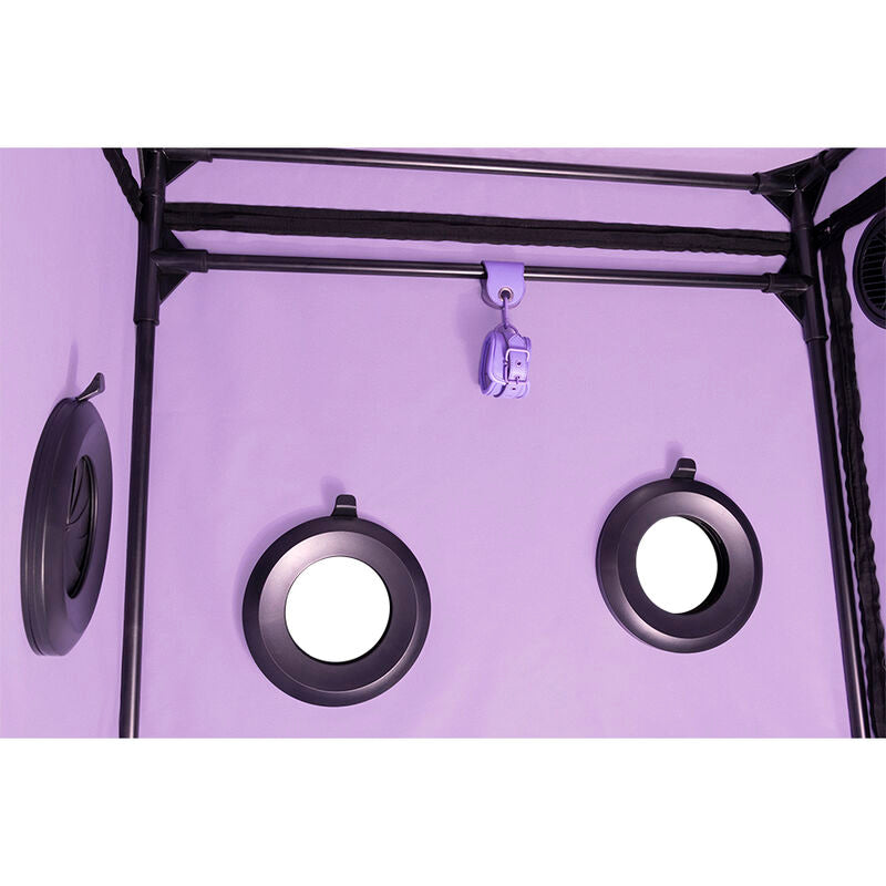 Interieur violet de la cabine Secret Dome montrant deux orifices circulaires eclaires, un ventilateur et un crochet d'attache sur l'armature noire