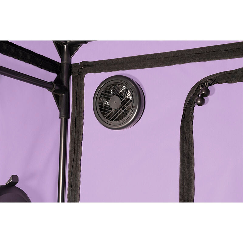 Interieur de la cabine Secret Dome avec ventilateur circulaire integre a la paroi violette, fermeture eclair laterale et armature tubulaire noire