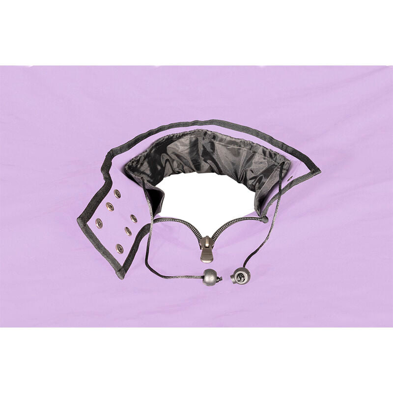 Collier de maintien lilas ouvert deplie montrant la doublure noire, les oeillets et la fermeture eclair, pose sur la paroi violette de la cabine